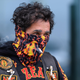 Un hombre fuma un cigarrillo a través de su bufanda el 26 de marzo de 2020 en Christchurch, Nueva Zelanda.